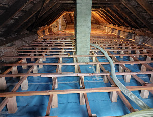 Zateplení stropu zděného rodinného domu pomocí foukané izolace